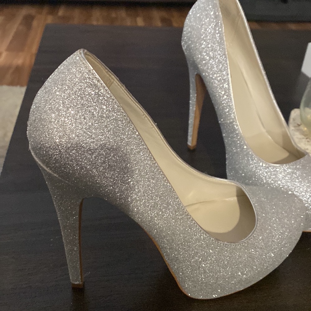 Silver Heels - Picture 2 of 3